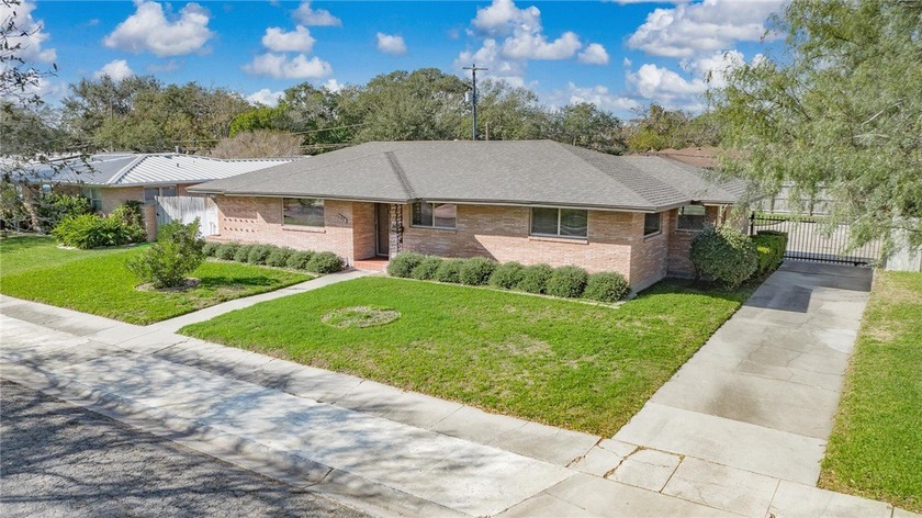 Situated on large lot in sought after neighborhood of Pope Place - Beach Home for sale in Corpus Christi, Texas on Beachhouse.com