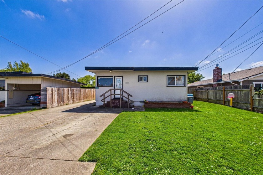 Hard to find duplex up for sale. Both units are 2 bedroom 1 bath - Beach Home for sale in Eureka, California on Beachhouse.com