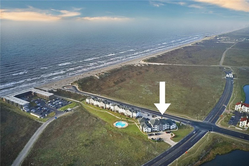 PRICED TO SELL! This fun 2 bedroom, 1 bath corner unit condo - Beach Condo for sale in Corpus Christi, Texas on Beachhouse.com