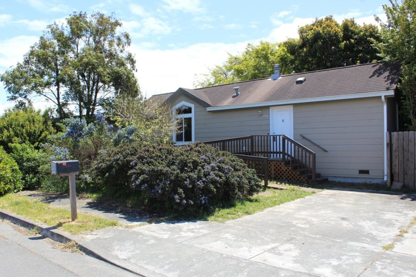 Affordable, move-in ready home in McKinleyville!  This 2 bedroom - Beach Home for sale in Mckinleyville, California on Beachhouse.com