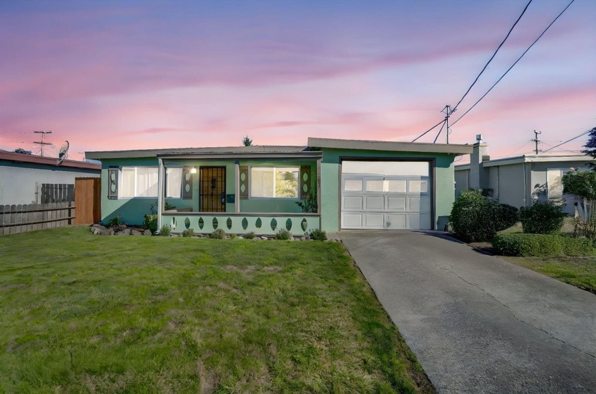Nestled in sunny Fortuna, California, this charming 3-bedroom, 1 - Beach Home for sale in Fortuna, California on Beachhouse.com