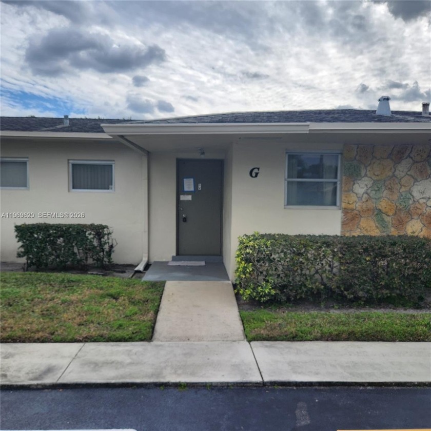 Perfect for full time or snow birding! Low association fees! - Beach Condo for sale in West Palm Beach, Florida on Beachhouse.com