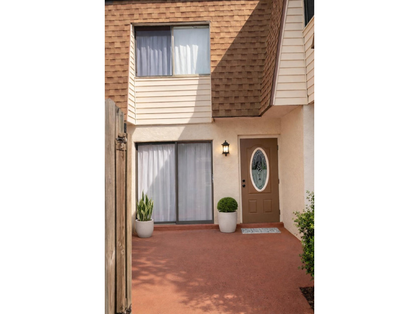 Affordable, immaculate and well-maintained townhome-style condo - Beach Condo for sale in Lantana, Florida on Beachhouse.com