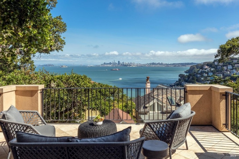 Discover unparalleled San Francisco Skyline views in this - Beach Home for sale in Sausalito, California on Beachhouse.com