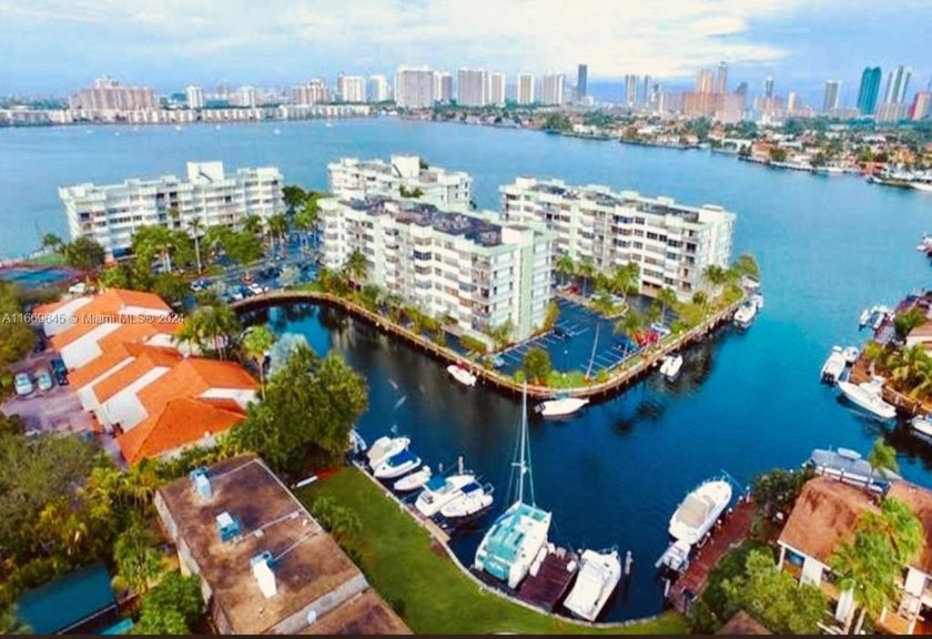 SPECTACULAR WATERFRONT VIEW PENTHOUSE. 1 BEDROOM, EXTRA SPACE - Beach Condo for sale in North Miami Beach, Florida on Beachhouse.com