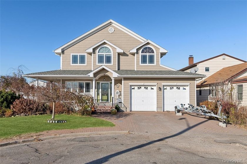 Stunning waterfront Colonial on a quiet cul-de-sac with - Beach Home for sale in Island Park, New York on Beachhouse.com