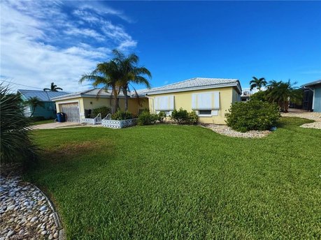 Welcome to this diamond-in-the-rough on the south end of Fort - Beach Home for sale in Fort Myers Beach, Florida on Beachhouse.com