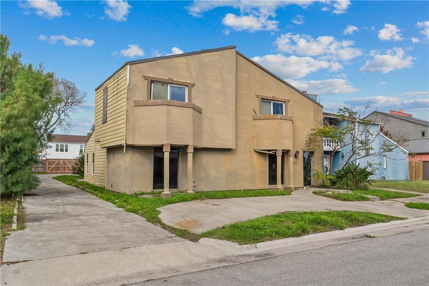 INVESTOR OPPORTUNITY! Located just off iconic Ocean Drive in - Beach Home for sale in Corpus Christi, Texas on Beachhouse.com