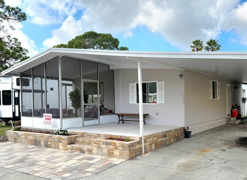 NO AGE RESTRICTIONS. Gorgeous spectacularly renovated doublewide - Beach Home for sale in Largo, Florida on Beachhouse.com