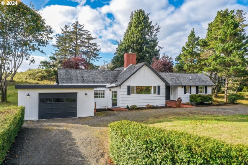 This fully remodeled three-bedroom, two-bath home features a - Beach Home for sale in Warrenton, Oregon on Beachhouse.com