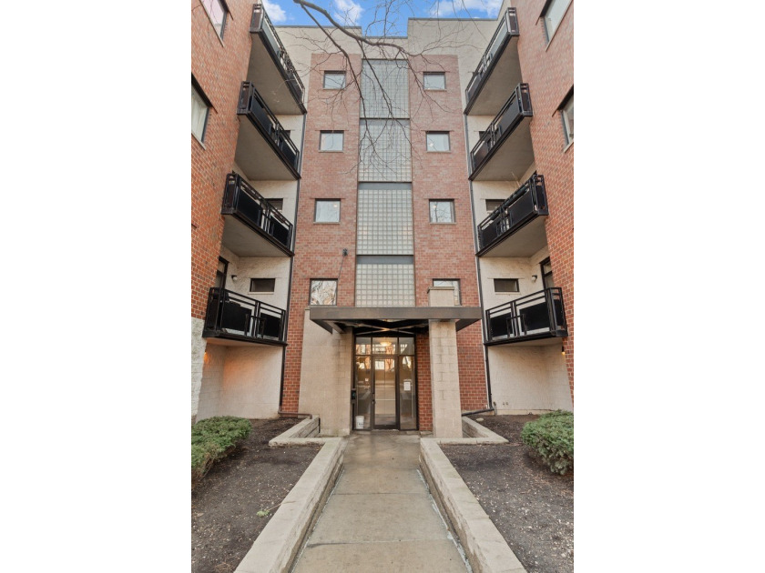 Bright, south-facing top-floor condo offering abundant natural - Beach Condo for sale in Chicago, Illinois on Beachhouse.com