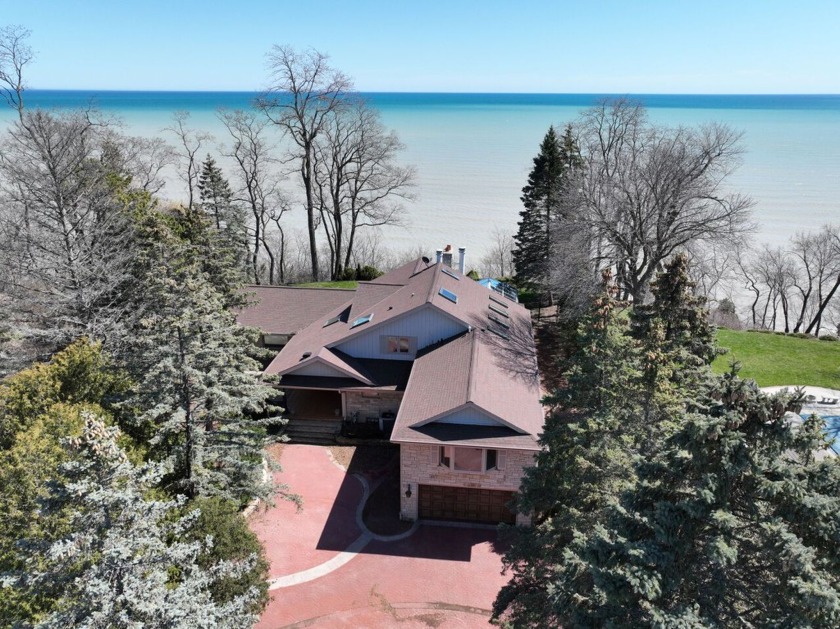 Absolutely breathtaking views of Lake Michigan & the City of - Beach Home for sale in Fox Point, Wisconsin on Beachhouse.com