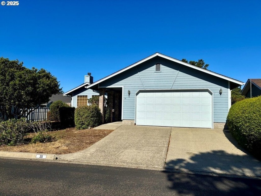 This charming 2bedroom 2bath home located minutes to all - Beach Home for sale in Florence, Oregon on Beachhouse.com