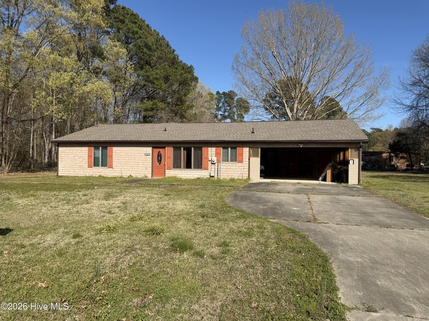 Welcome to this home in Hertford offering a combination of space - Beach Home for sale in Hertford, North Carolina on Beachhouse.com