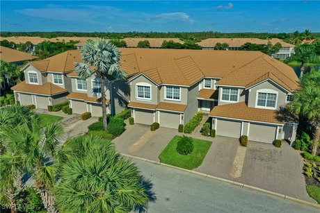 HIGHLY DESIRABLE 3BR/2BA UPSTAIRS CARRIAGE HOME WITH 1,857SF OF - Beach Condo for sale in Fort Myers, Florida on Beachhouse.com