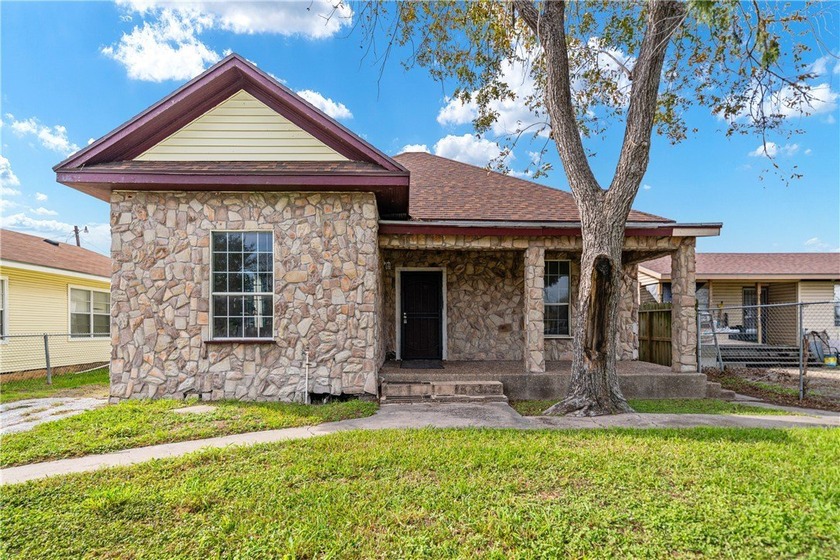 Affordable Central City home with great potential, perfect for - Beach Home for sale in Corpus Christi, Texas on Beachhouse.com