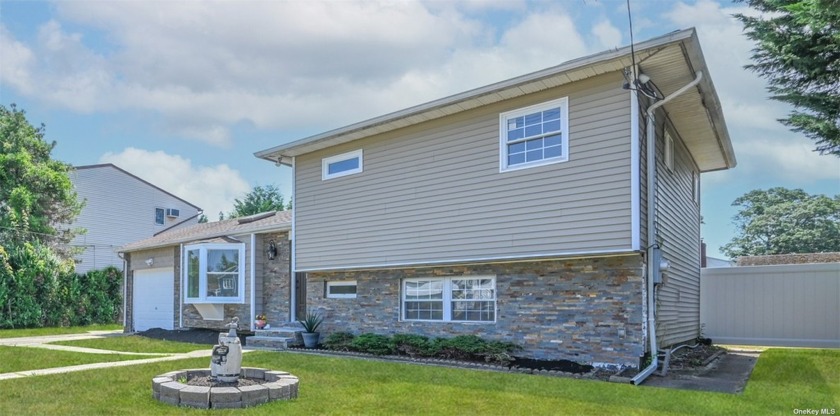 Gorgeous Luxury styled Home with 4 Bds/2 baths- 2 Living Room - Beach Home for sale in North Babylon, New York on Beachhouse.com