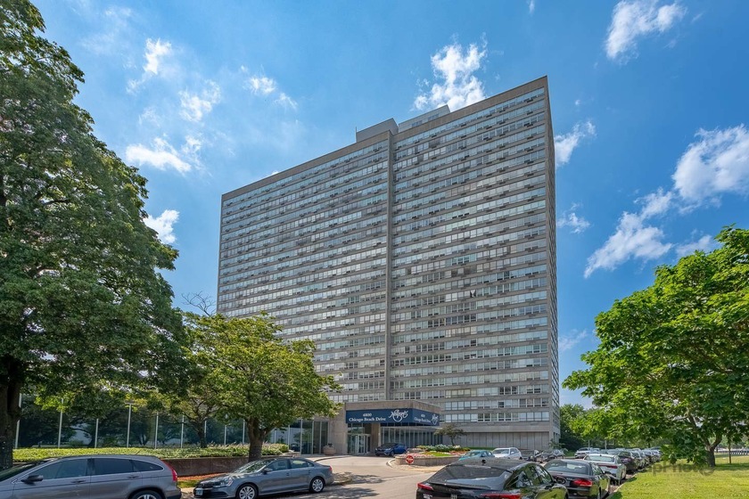 Do not miss this spacious high-floor 1-bedroom residence in the - Beach Condo for sale in Chicago, Illinois on Beachhouse.com