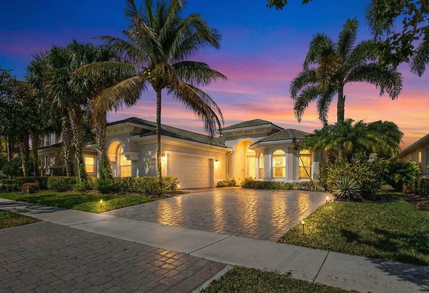 PRIME location within Jupiter Country Club with exquisite golf - Beach Home for sale in Jupiter, Florida on Beachhouse.com