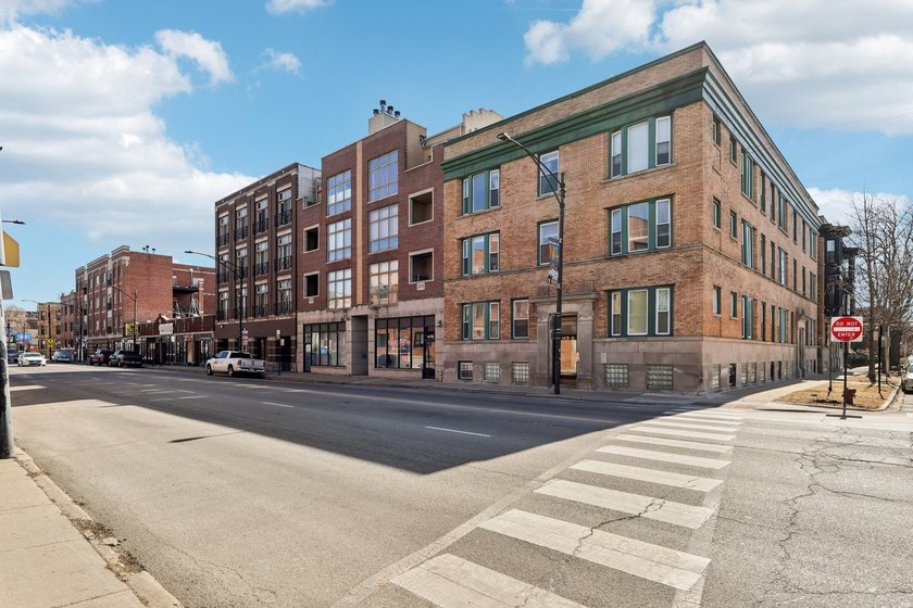 Bright and beautifully updated 3 bed / 2 bath condo in a - Beach Condo for sale in Chicago, Illinois on Beachhouse.com