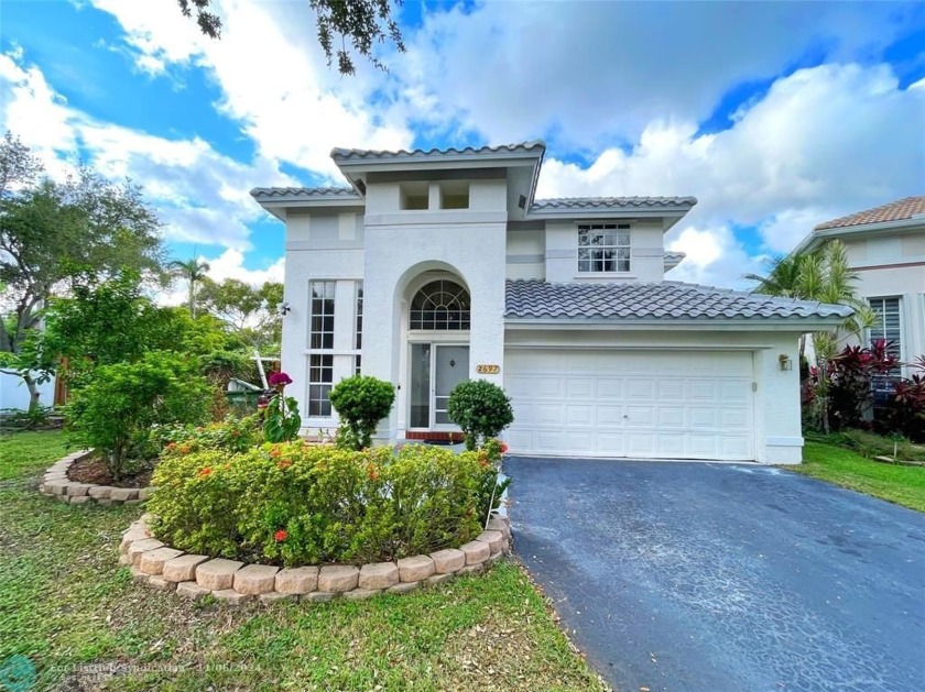 Beautiful 4 bedrooms and 3 baths single-family home, living room - Beach Home for sale in Margate, Florida on Beachhouse.com