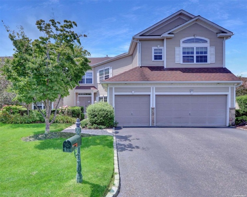 Magnificent Townhouse overlooking the golf course within sought - Beach Townhome/Townhouse for sale in Mount Sinai, New York on Beachhouse.com