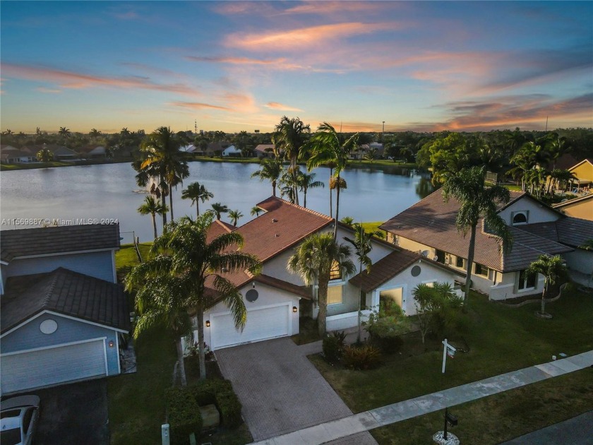 You will instantly love this gorgeous 4 bedroom/2 bath home - Beach Home for sale in Davie, Florida on Beachhouse.com