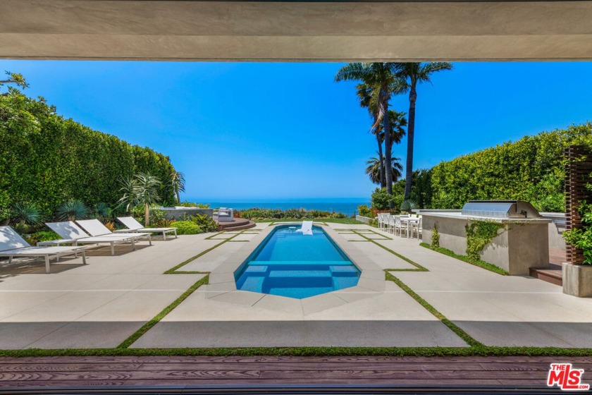 A blufftop haven of privacy with gorgeous ocean and island views - Beach Home for sale in Malibu, California on Beachhouse.com