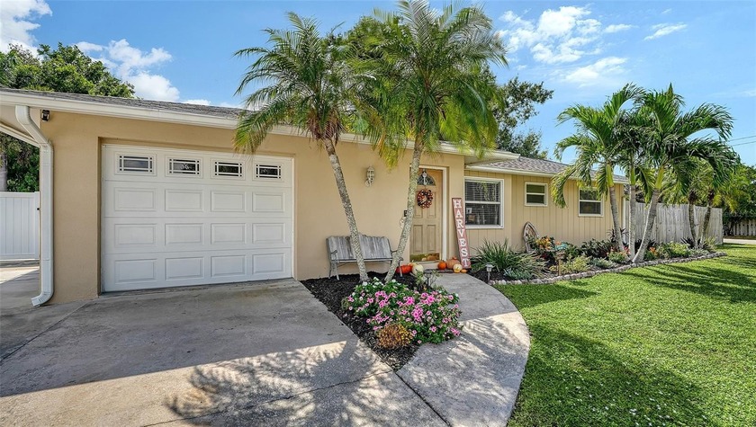 This immaculate 3 bedroom 2 bath pool home offers the perfect - Beach Home for sale in Sarasota, Florida on Beachhouse.com
