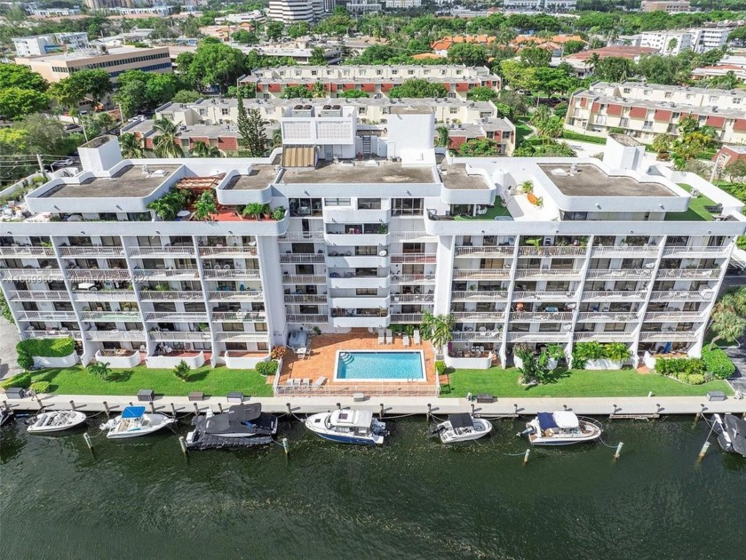 Beautiful remodeled 1/2 ground floor unit with private patio in - Beach Condo for sale in Miami, Florida on Beachhouse.com