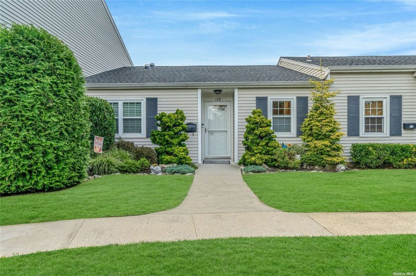 Move Right In! Newly Renovated Kitchen and Baths. The Alden unit - Beach Townhome/Townhouse for sale in Amityville, New York on Beachhouse.com