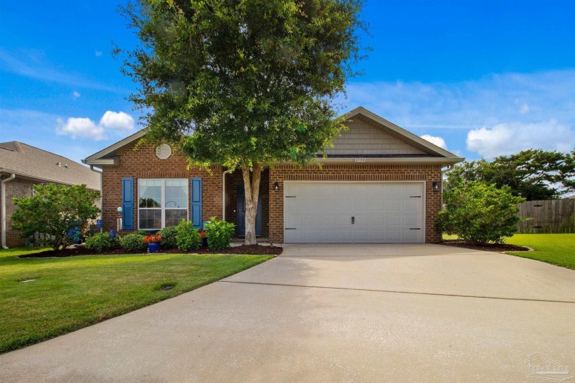 This beautiful, move-in-ready, 3/2 bath home with an - Beach Home for sale in Gulf Breeze, Florida on Beachhouse.com