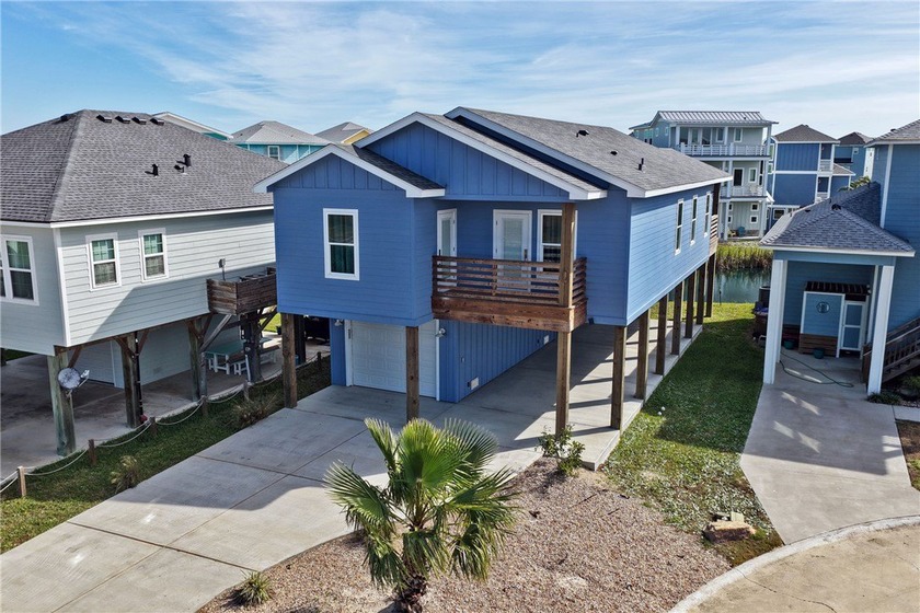 You'll love the pond views from this super-cute 3 bdrm, 3 bath - Beach Condo for sale in Port Aransas, Texas on Beachhouse.com