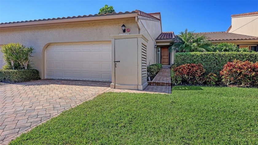 Lives like a single family home! This 3 bedroom, 2 1/2 bath - Beach Home for sale in Longboat Key, Florida on Beachhouse.com