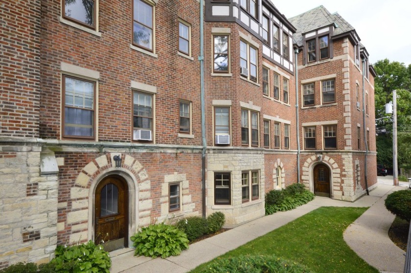 Beautifully updated vintage 2BR Condo with heated garage and - Beach Home for sale in Evanston, Illinois on Beachhouse.com