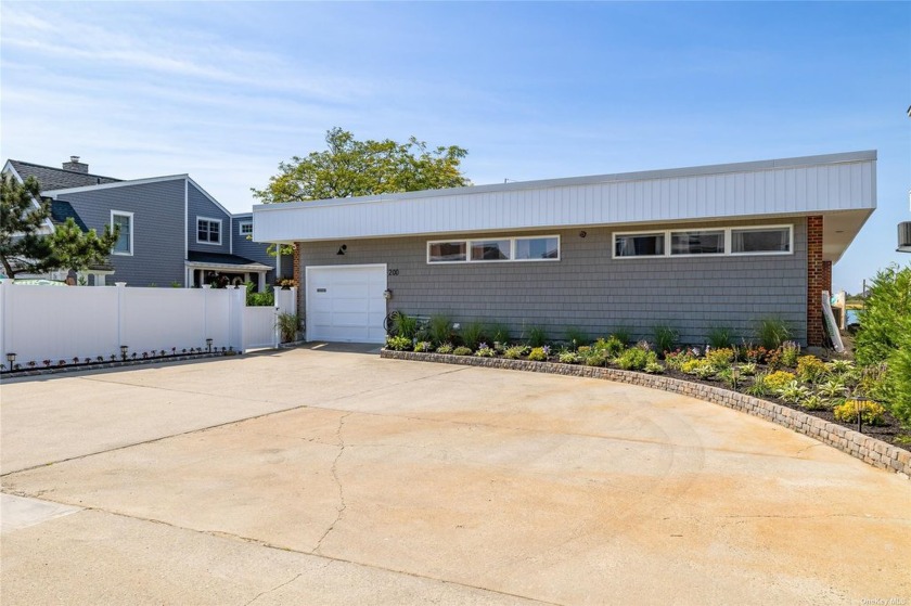 SMACK ON THE BAY ON PRIVATE BLOCK LANE- FULL WESTERN EXPOSURE - Beach Home for sale in Island Park, New York on Beachhouse.com