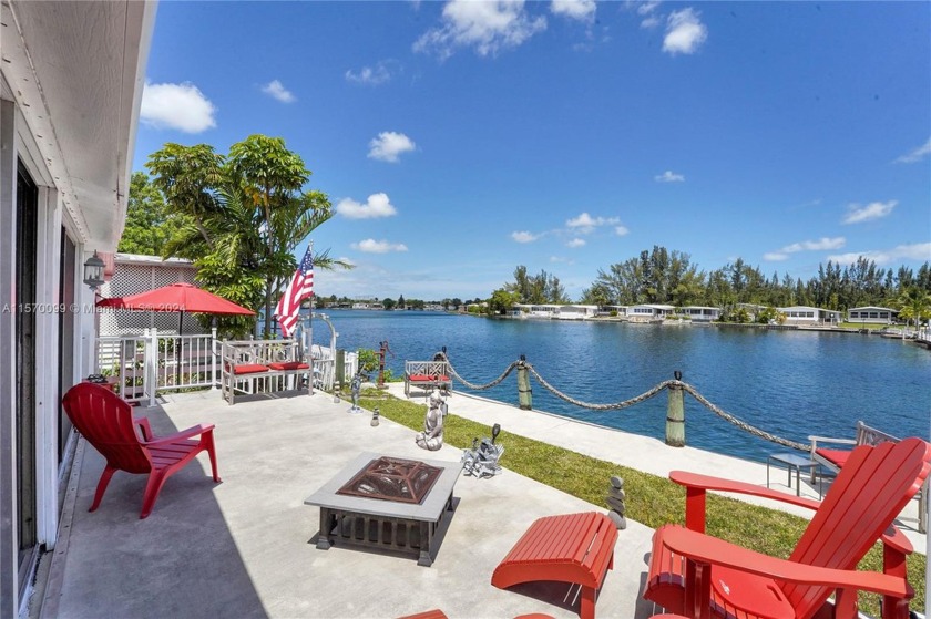 Waterfront!!Absolutely gorgeous 3 bed 2 bath!Manufactured home - Beach Home for sale in Dania, Florida on Beachhouse.com