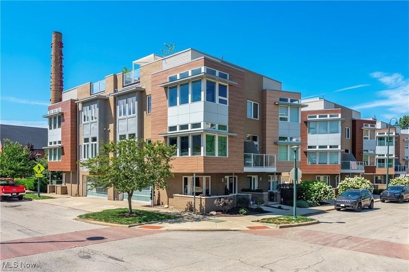 Sophisticated owners discriminating taste has created an - Beach Condo for sale in Cleveland, Ohio on Beachhouse.com