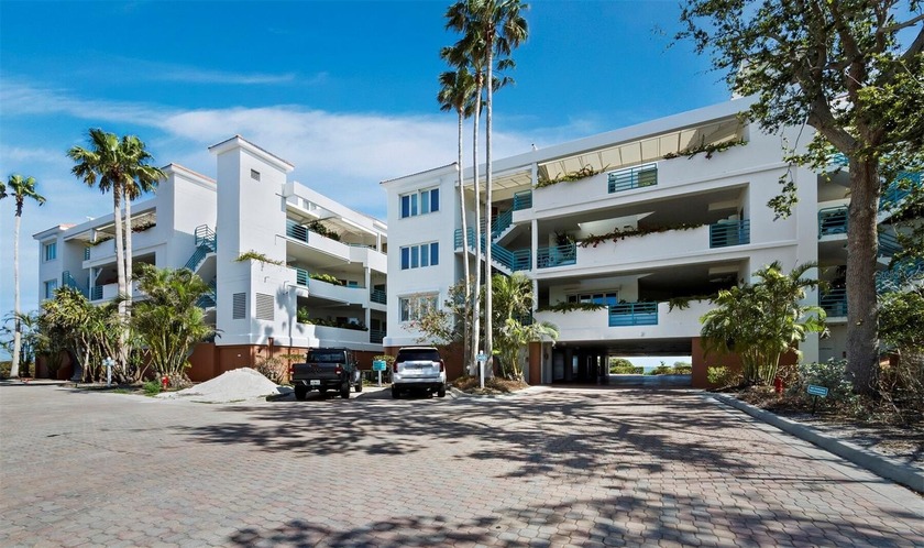 Perfectly positioned on Sarasota Bay at the southern end of - Beach Condo for sale in Longboat Key, Florida on Beachhouse.com