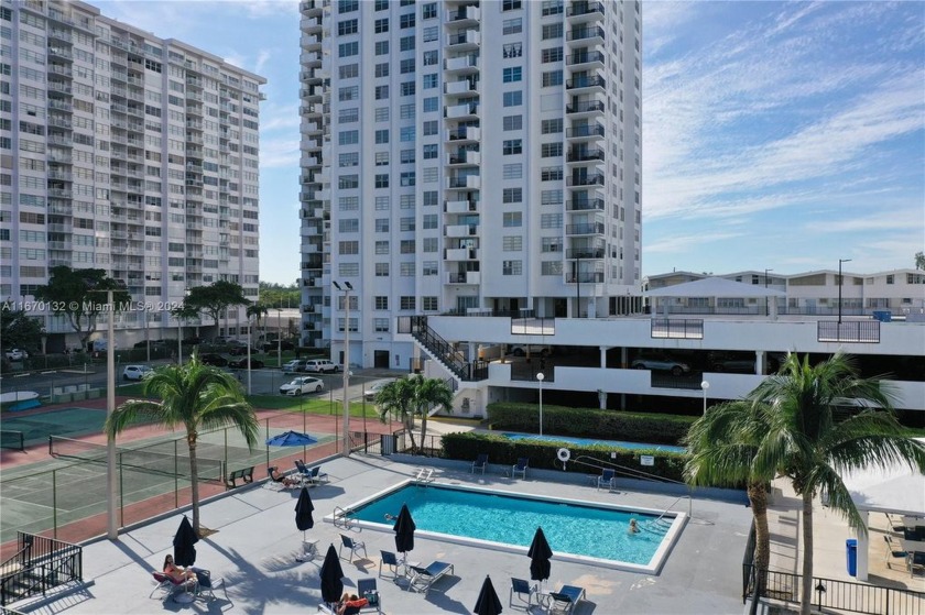 Great unit with some renovations. Ready to move in. One bedroom - Beach Condo for sale in Aventura, Florida on Beachhouse.com