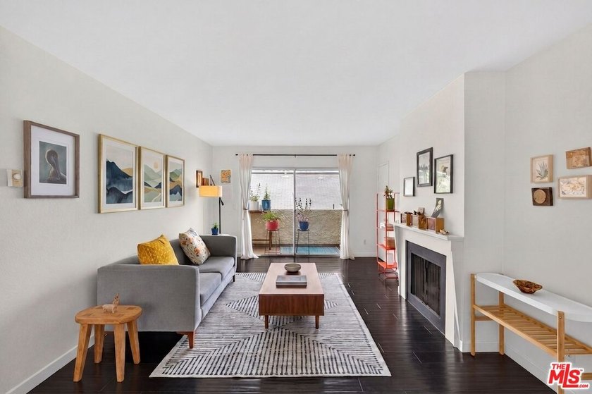 Charming and impeccable 2-bedroom, 2-bath top-floor condo in a - Beach Condo for sale in Santa Monica, California on Beachhouse.com