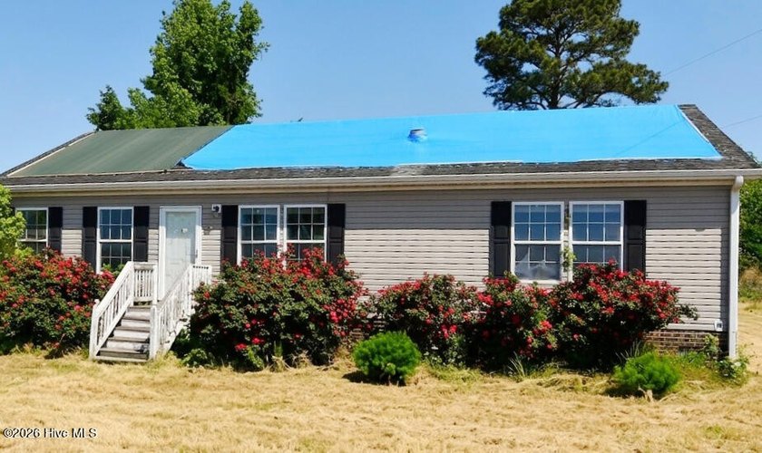 This charming split floor plan home is perfect for those seeking - Beach Home for sale in Columbia, North Carolina on Beachhouse.com