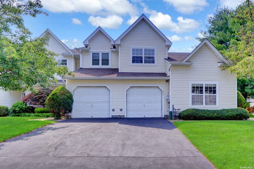 Bright and beautiful End Unit with main floor Primary bedroom - Beach Townhome/Townhouse for sale in East Setauket, New York on Beachhouse.com