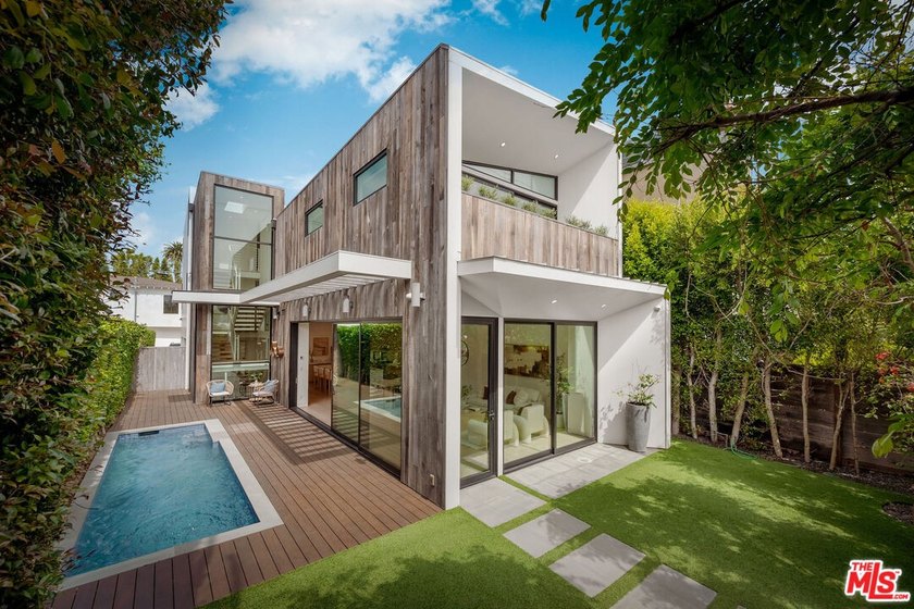 Set along one of Venice's most sought-after streets, 1620 - Beach Home for sale in Venice, California on Beachhouse.com