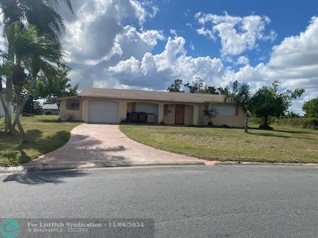 Investor special! Large home on over 1/2-acre pie-shaped lot - Beach Home for sale in Lehigh Acres, Florida on Beachhouse.com