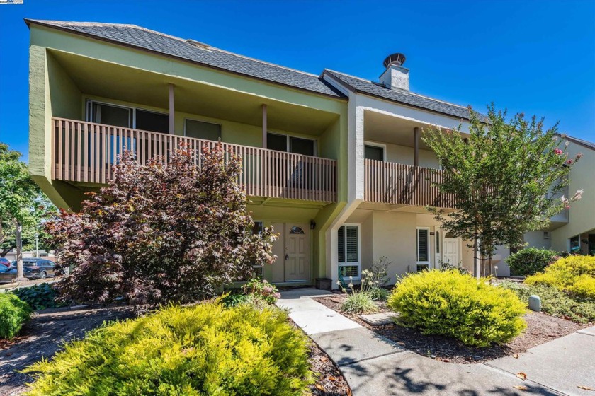 Discover a rare opportunity to live on the water at 3000 Cerro - Beach Townhome/Townhouse for sale in Alameda, California on Beachhouse.com