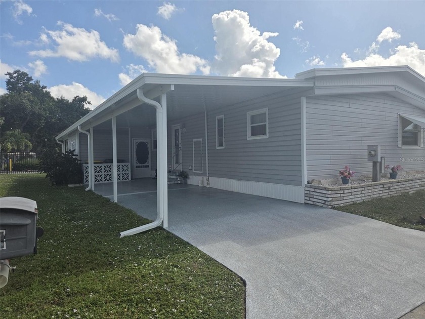 Welcome to Oakwood Manor, a beautiful 55+ resident-owned - Beach Home for sale in Sarasota, Florida on Beachhouse.com