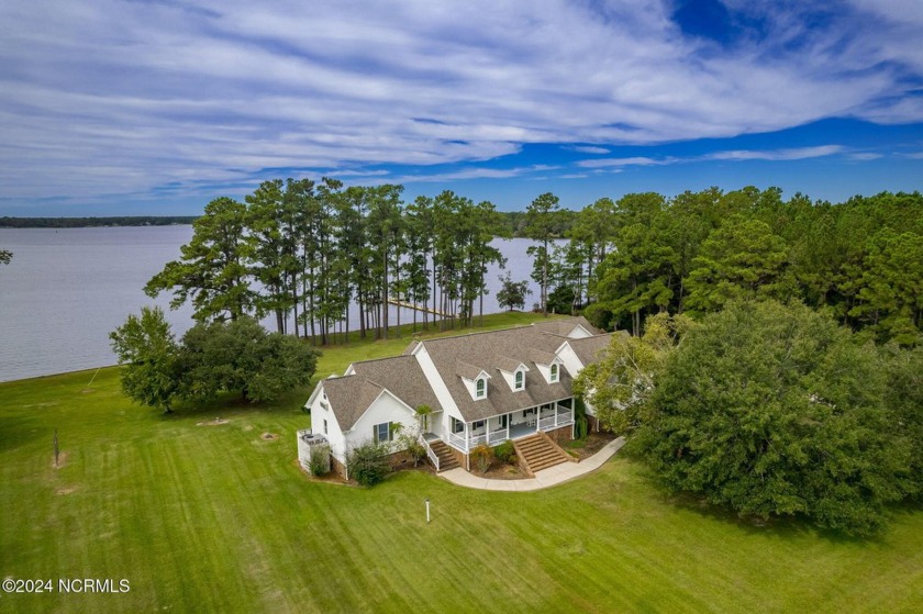 This waterfront custom built home is situated at the end of a - Beach Home for sale in Beaufort, North Carolina on Beachhouse.com