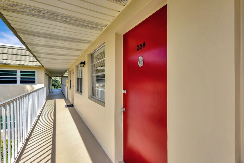 Newly painted, completely updated 1/1 unit with lake and golf - Beach Condo for sale in Vero Beach, Florida on Beachhouse.com