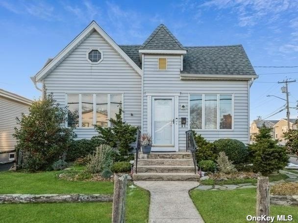 This Venetian Shores charmer has been meticulously maintained - Beach Home for sale in Lindenhurst, New York on Beachhouse.com
